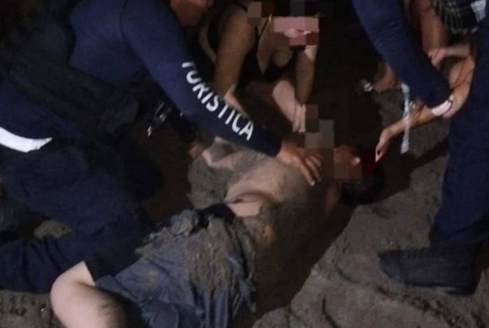 Rescatan a menor de morir ahogado en playa de Lázaro Cárdenas