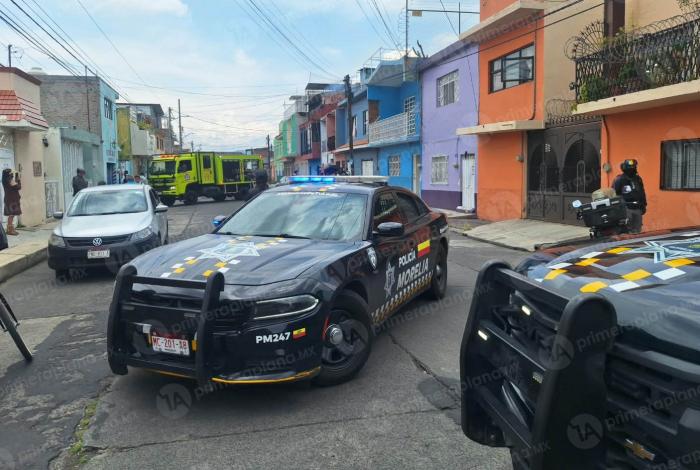 Rescatan a tres personas de un inc3ndio, en Morelia