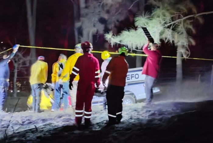 Rescatan cuerpos de dos brigadistas fallecidos en incendio forestal en Tacámbaro