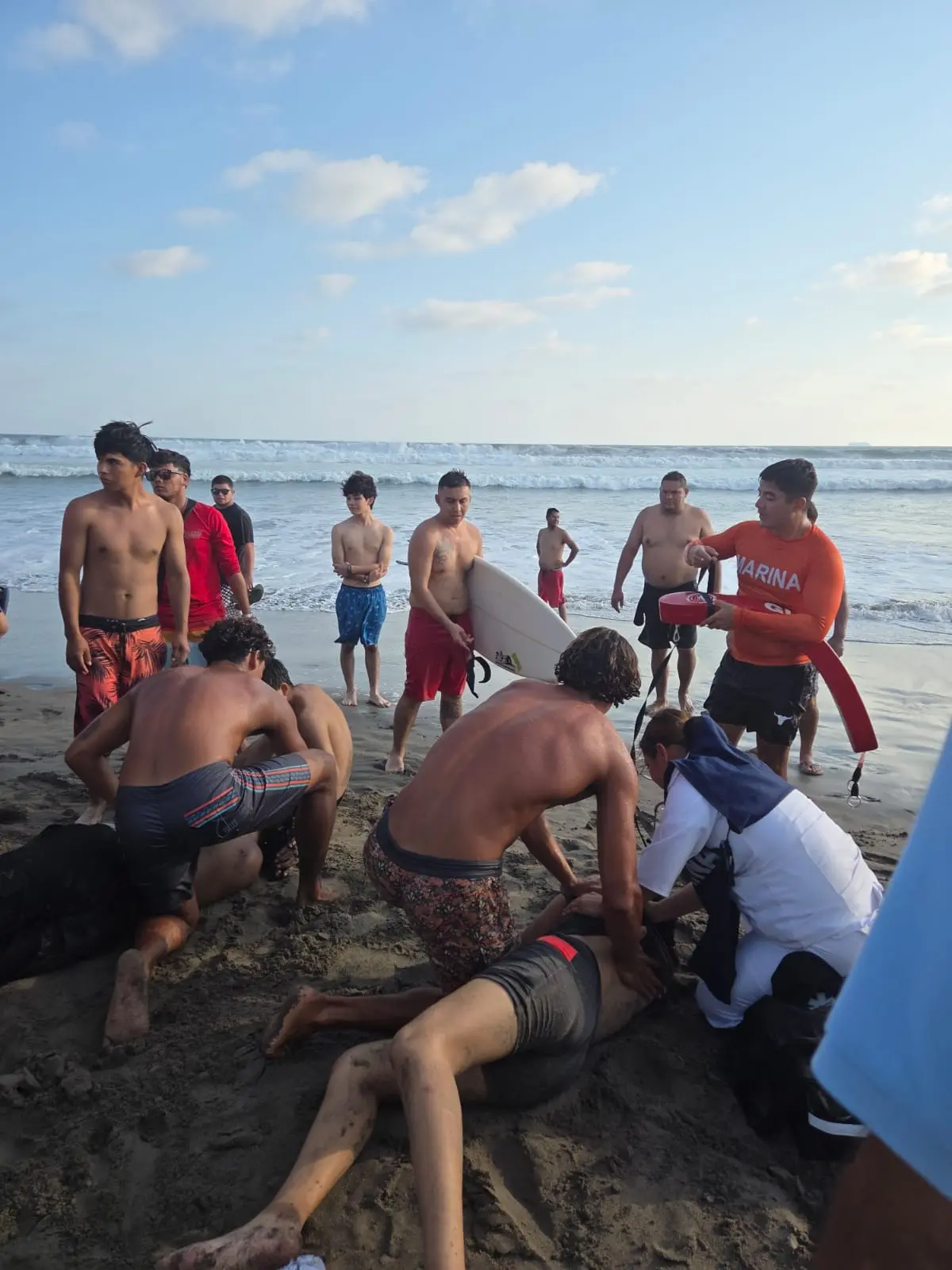 Rescatistas salvan a dos turistas en Playa Erendira