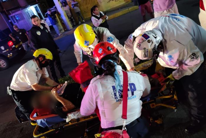 Rescatistas salvan a joven de morir prensado en su auto, tras aparatoso choque en la avenida Periodismo de Morelia