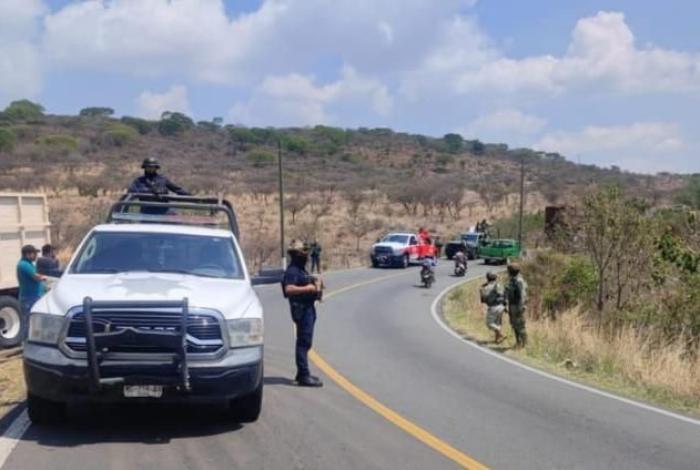 Restablece Guardia Civil libre tránsito tras bloqueo carretero en Cotija