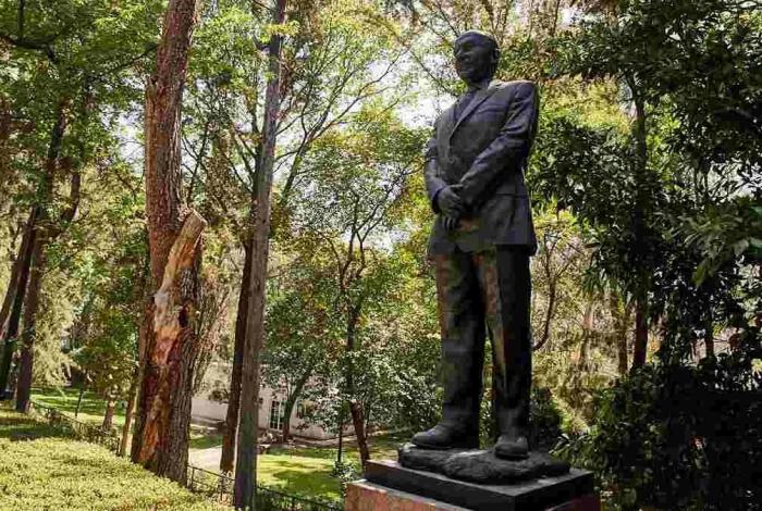Restaurarán estatua de Felipe Calderón dañada tras caída de árbol