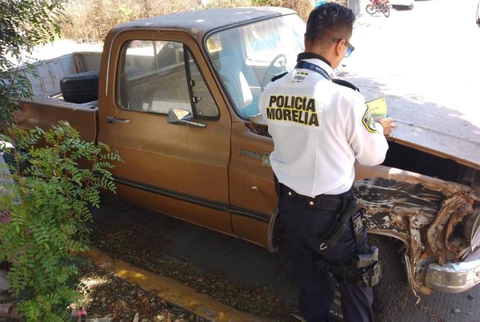 Retira Policía Morelia vehículos abandonados sobre banquetas y vialidades