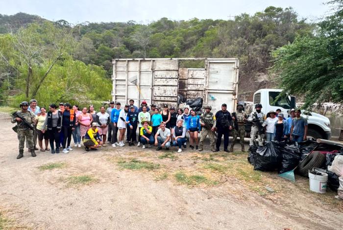 Retiran 3.5 toneladas de basura durante jornada contra el dengue en Lázaro Cárdenas