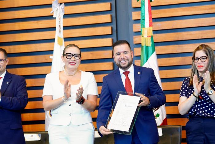  Reyes Galindo recibe reconocimiento de la UMSNH como nicolaita destacado
