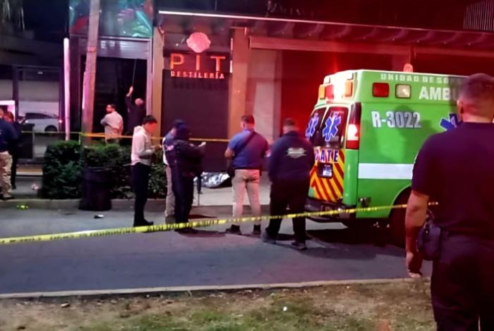 Riña en zona de bares de Uruapan deja un joven muerto y otro herido
