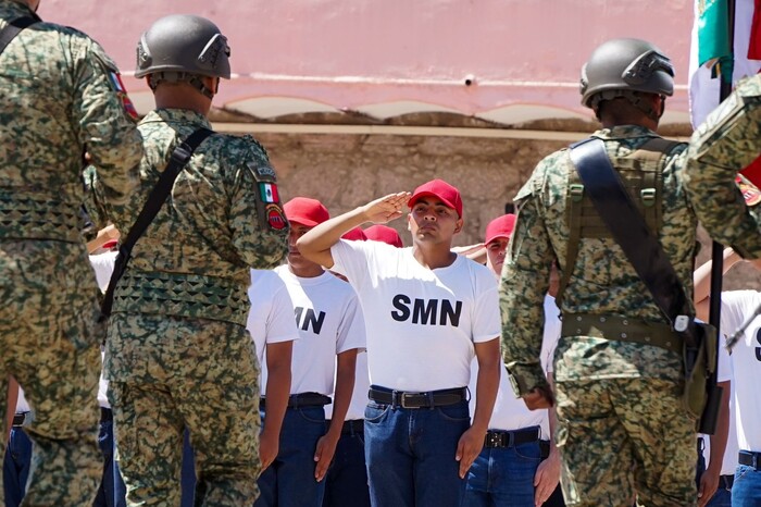 Rinde protesta de bandera clase 2006 del SMN