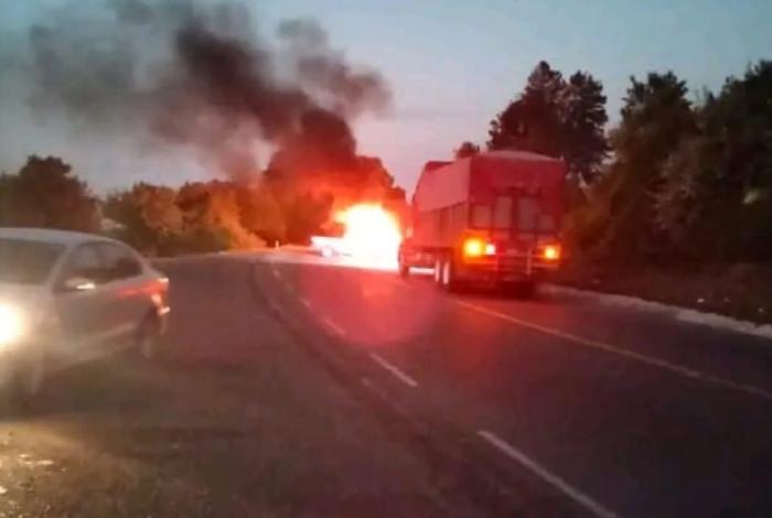 Roban vehículos y les prenden fuego en la carretera Pátzcuaro-Uruapan; tome precauciones