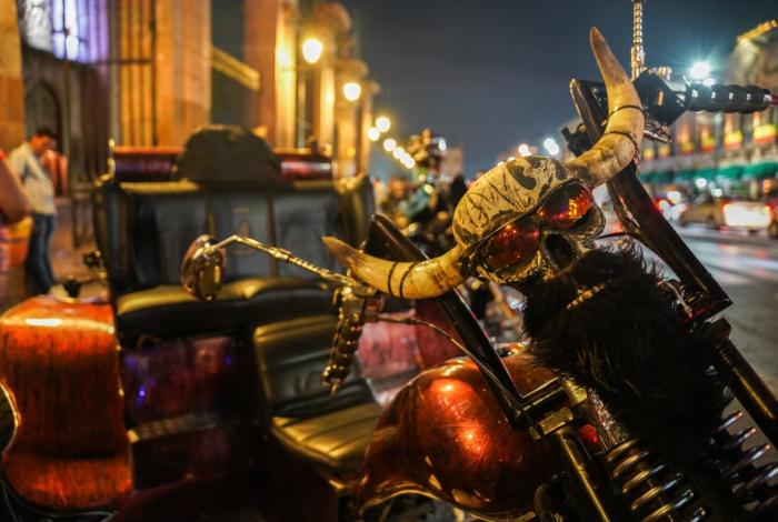 Rugen motores frente a Catedral por la Caravana Motociclista Don Mundo