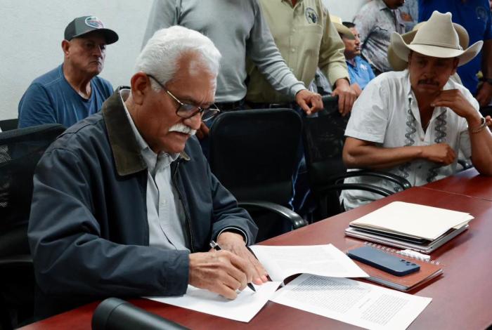 Sader y productores firman acuerdo por la movilización de ganado