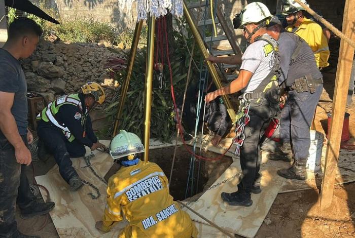 Salvador Escalante: 2 trabajadores quedan atrapados en derrumbe de un pozo