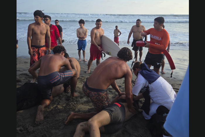 Salvavidas salvan a dos turistas patzcuarenses de morir ahogados en Playa Eréndira