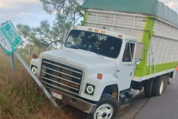 Se accidenta camión torton en la autopista Siglo XXI
