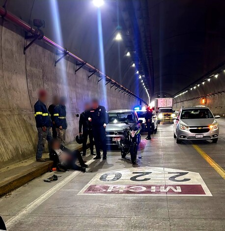 Se accidenta motociclista en el Ramal Camelinas y chocan 2 autos cerca de Ciudad Salud