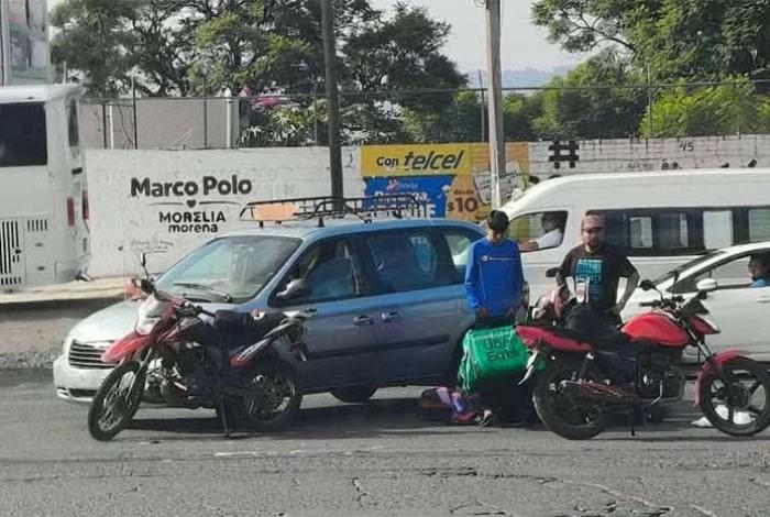 Se accidenta motociclista en la avenida Madero poniente; paramédicos de IMUSA lo auxilian