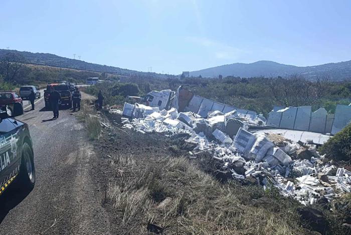 Se accidenta tráiler del Grupo Ortiz en la carretera Morelia-Quiroga