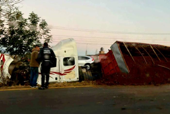 Se accidenta tráiler en la Morelia-Pátzcuaro