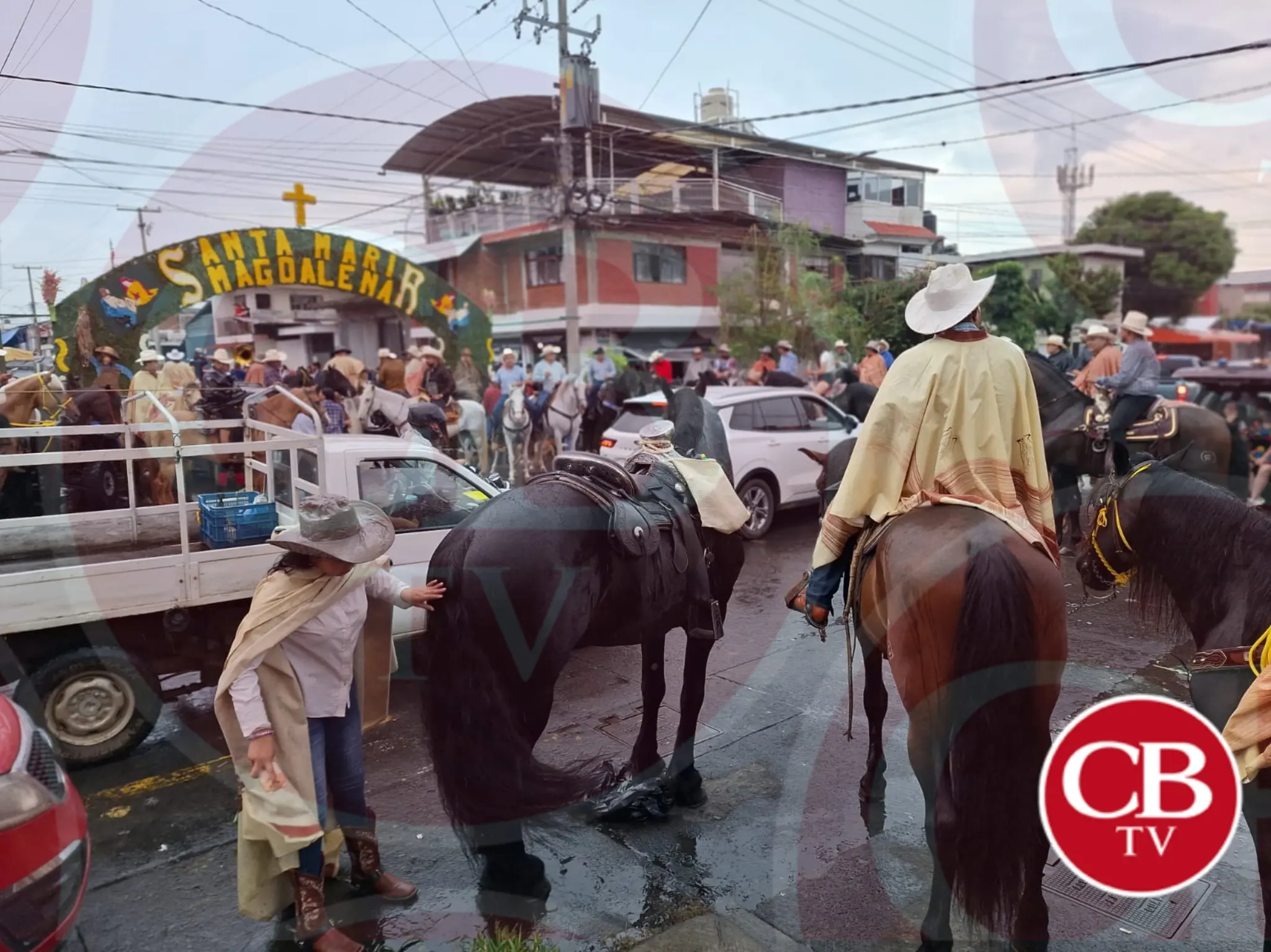 Se armaron los trancazos en el desfile de Yuntas en Uruapan