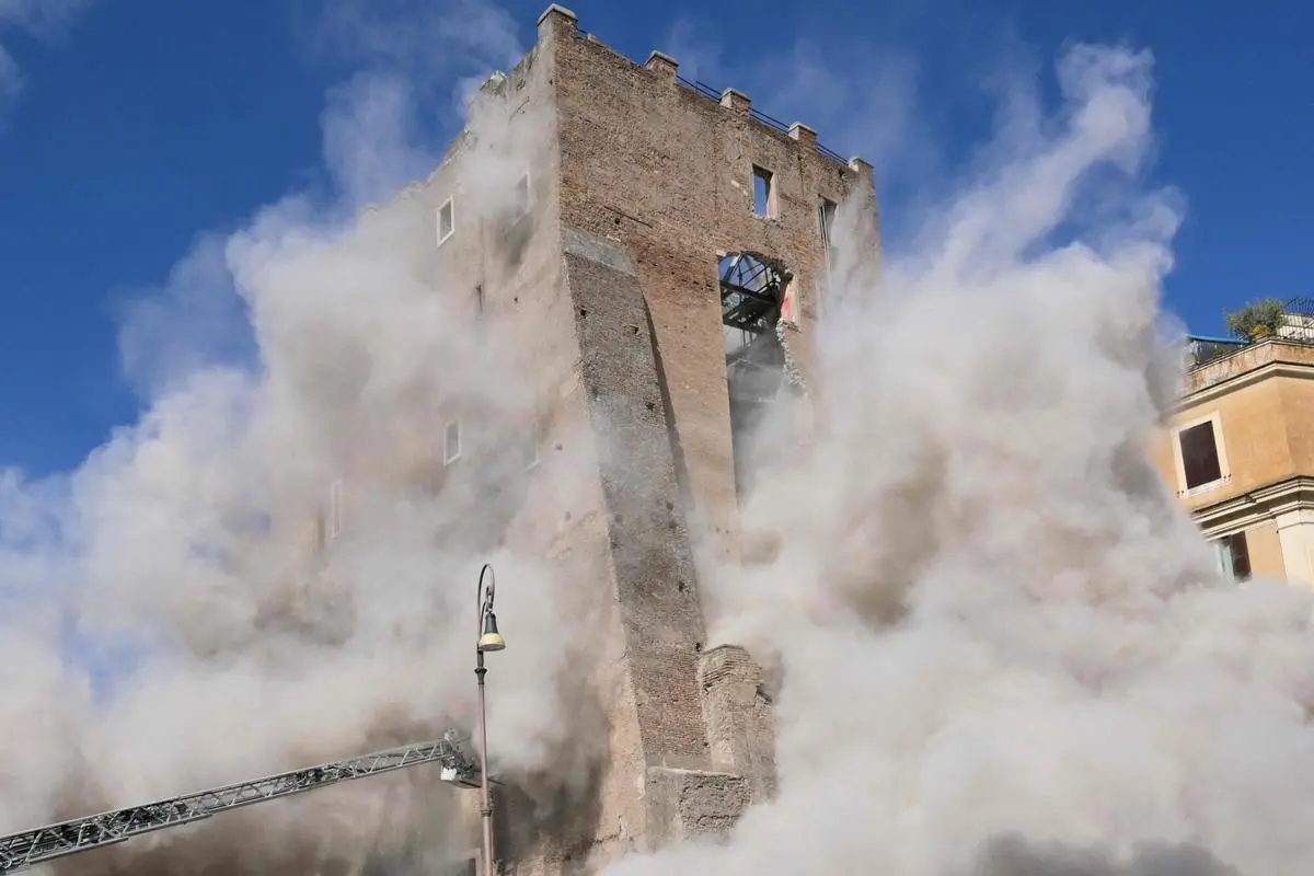 Se desploma la medieval Torre dei Conti durante trabajos de renovación en Roma | VIDEO