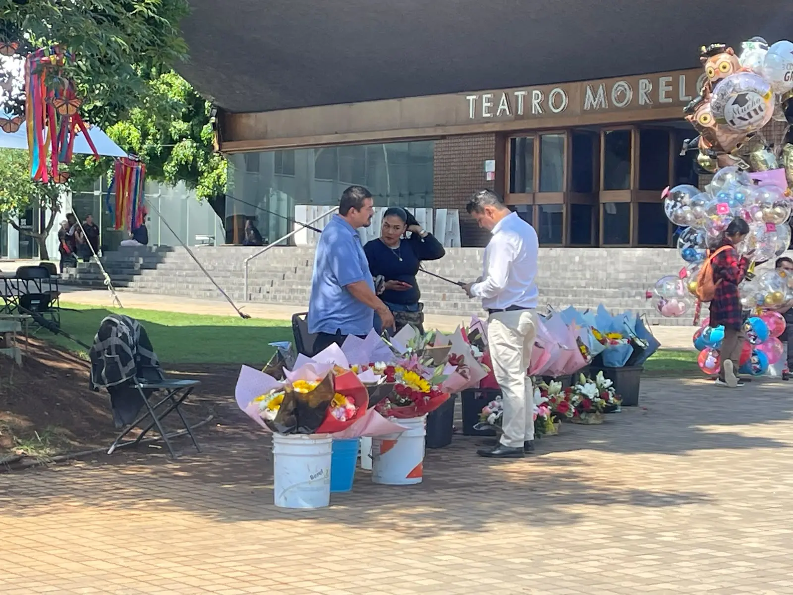 Se disparan ventas de flores y globos por temporada de graduaciones en Morelia