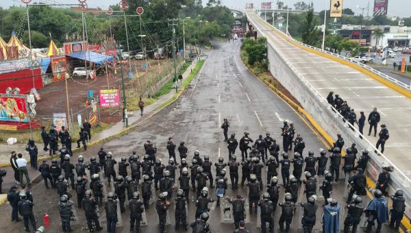 Se disuelve marcha normalista tras quemaduras por agresión con cohetón