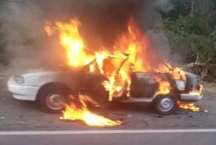 Se enfrentan cárteles rivales al oriente de Michoacán, con quema de vehículos