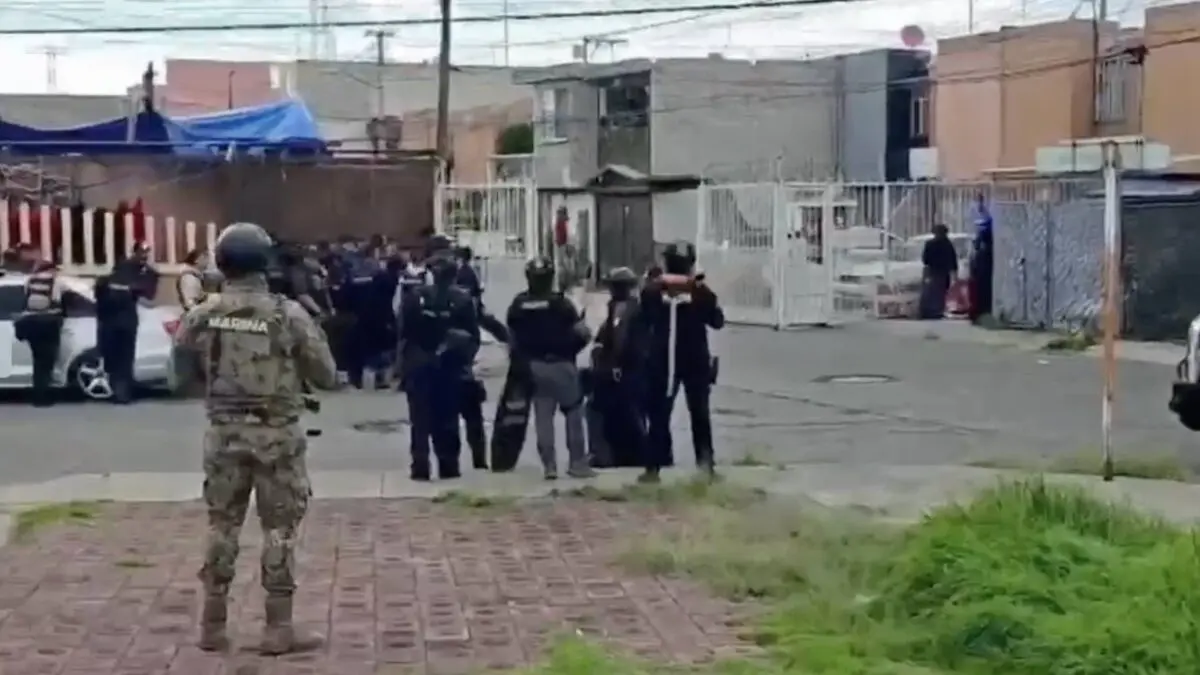 Se entrega hombre que mantuvo retenida a su familia durante casi 20 horas en Técamac.