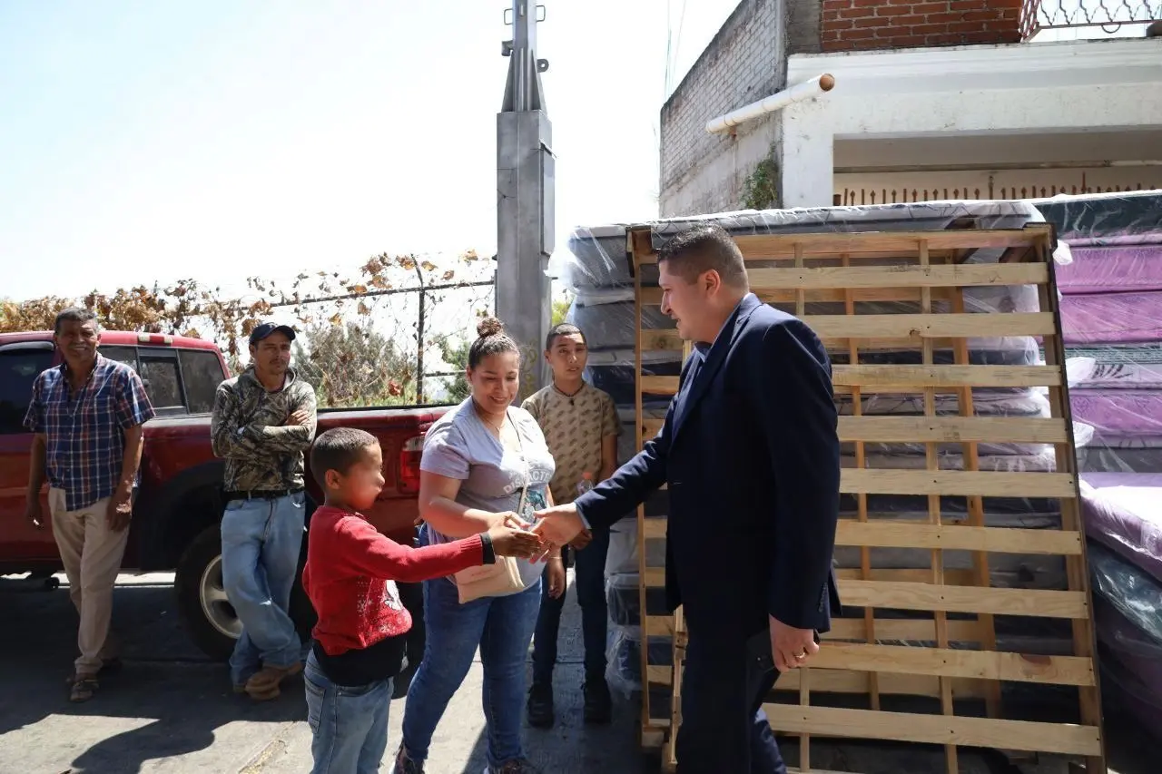 Se entregan enseres del Programa de Apoyos Subsidiados del Dip. Vicente Gómez Núñez