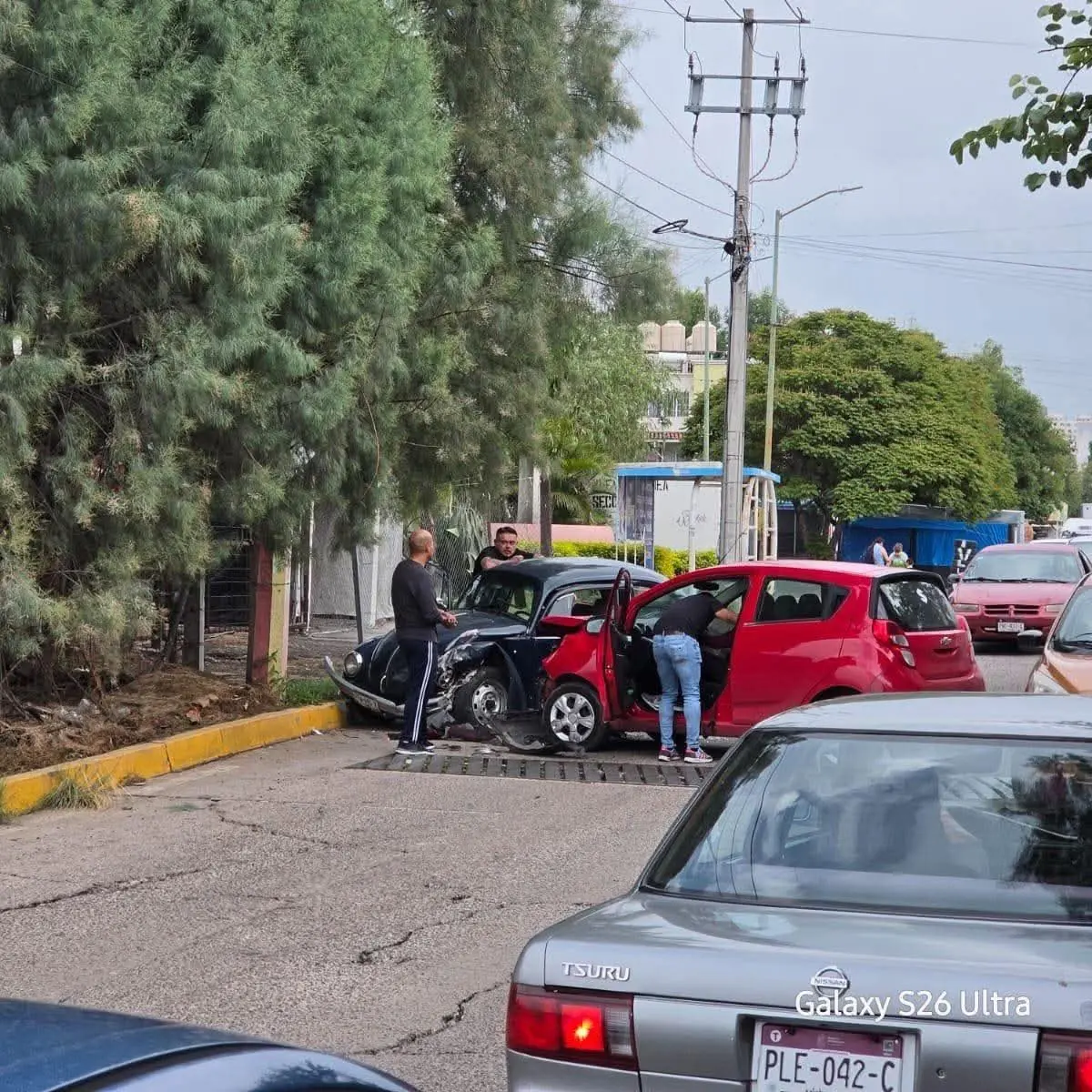Se “estampan” dos autos en Villas de Oriente
