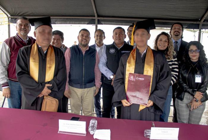 Se gradúan en Derecho y Ciencias Jurídicas dos privados de la libertad