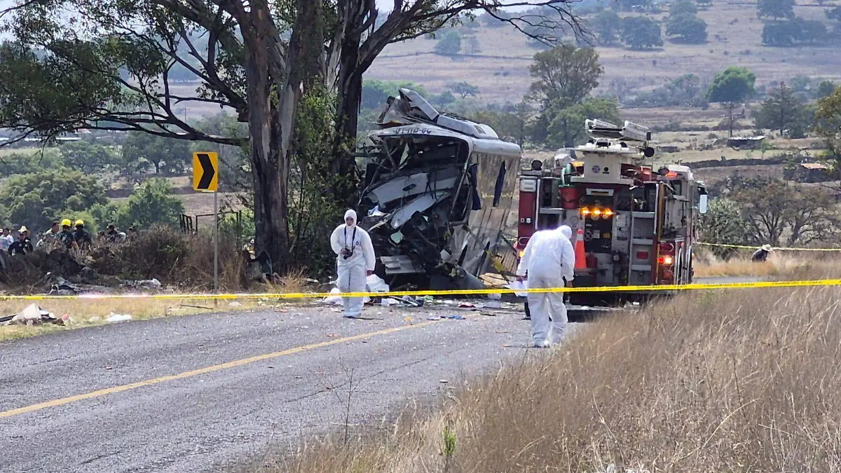 Se impacta un autobús de pasajeros contra árbol en Amealco, Queretaro; hay 9 personas muertas