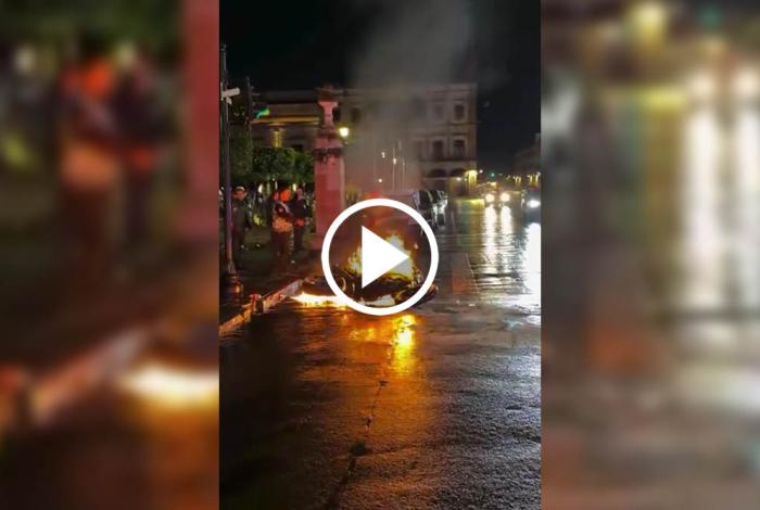 Se inc3ndia moto en pleno Centro Histórico, en Morelia