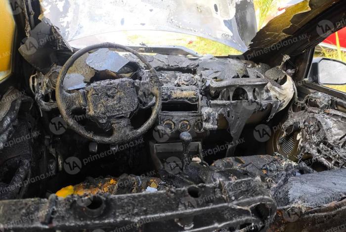 Se incendia auto en calles de Purépero