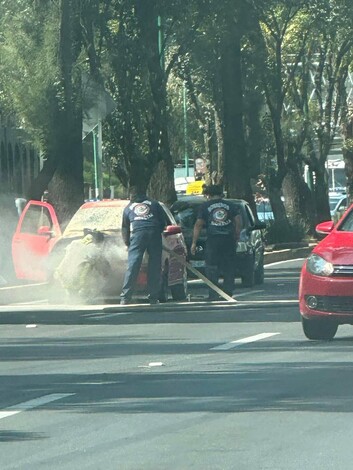 Se incendia automóvil en el libramiento sur de Morelia