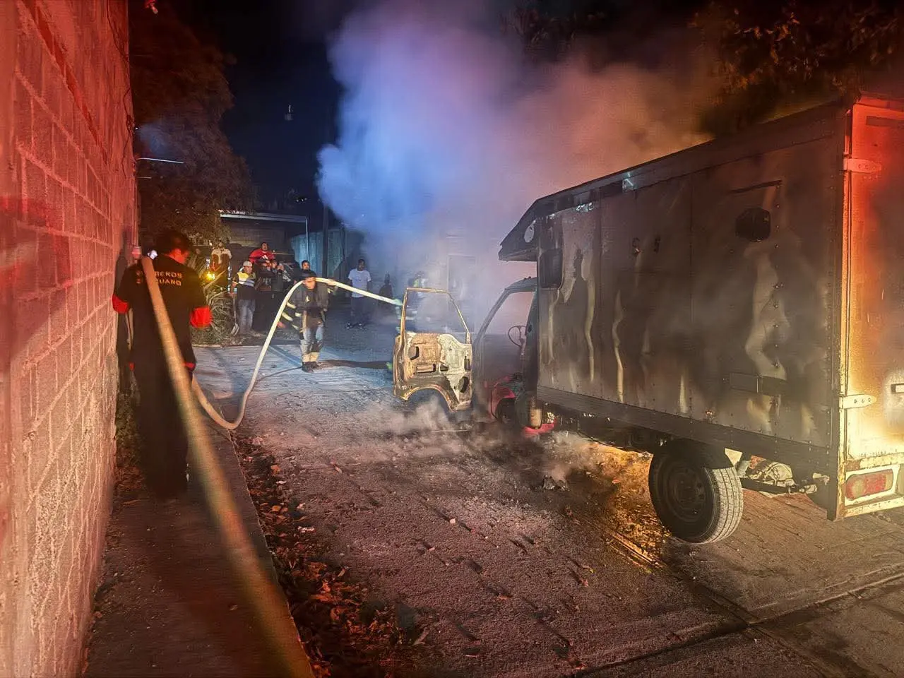 Se incendia camioneta; Solo daños materiales