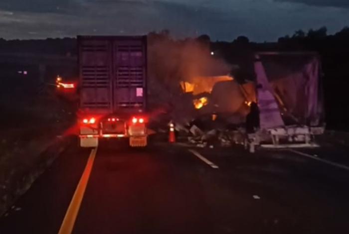 Se incendia contenedor con papel sobre la autopista México-Guadalajara, a la altura de Maravatío