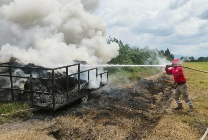 Se incendia remolque con rastrojo, en Álvaro Obregón