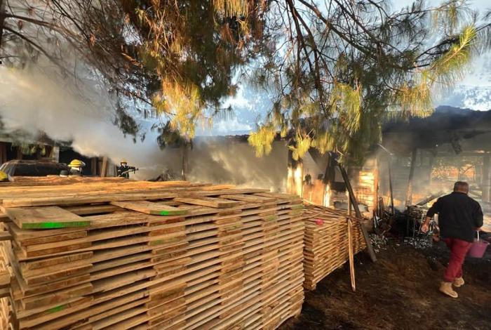 Se incendia taller tipo galera, en Cuanajo