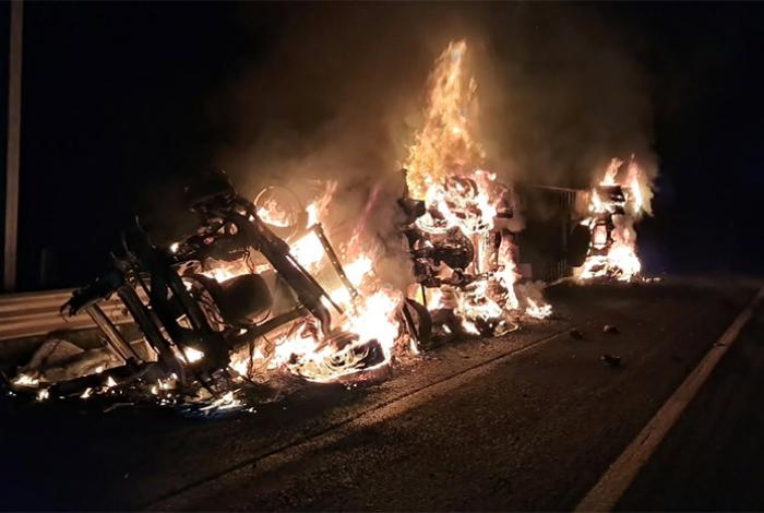Se incendia tractocamión en la Pátzcuaro-Cuitzeo, cerca del entronque a la autopista de Occidente