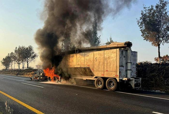 Se incendia tráiler en la autopista México – Guadalajara, en el municipio de Penjamillo