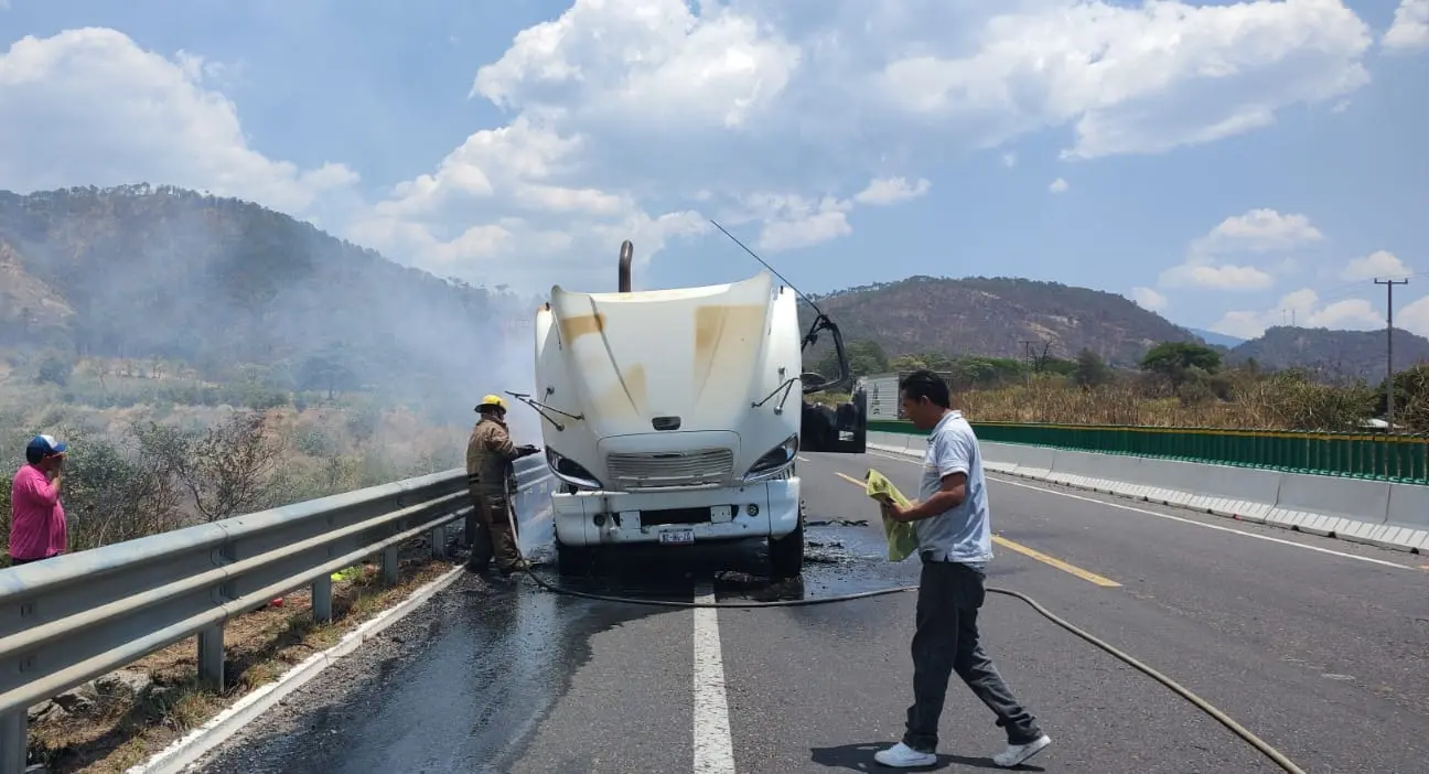 Se incendia tráiler sobre la autopista Siglo XXI