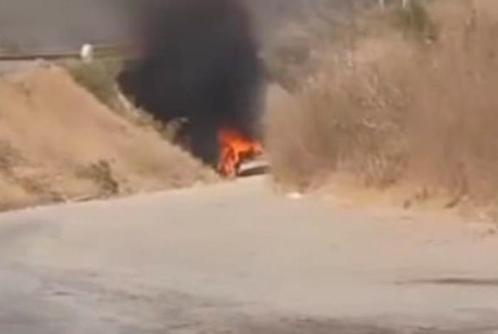 Se incendia vehículo en la Morelia-Salamanca, dentro de la región de Tarímbaro