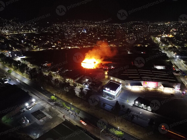 Se incendian contenedores, bodegas y pastizal en Soriana de Morelia