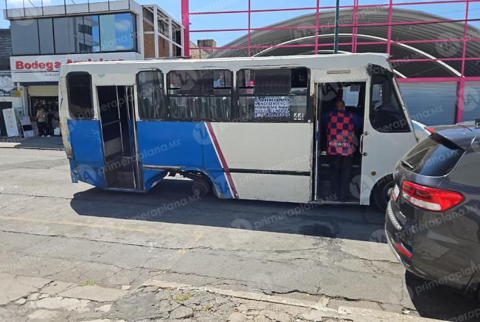 Se le sale llanta a camión del transporte en la Av. Lázaro Cárdenas de Morelia