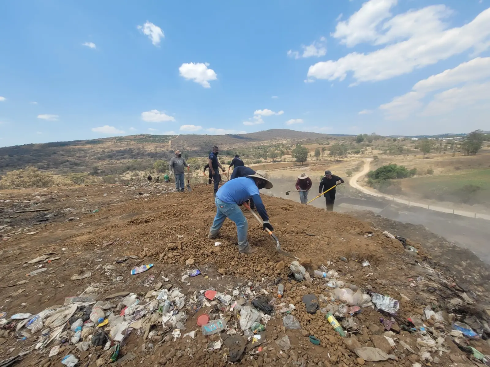 Se mantiene controlado incendio en el basurero de Morelos