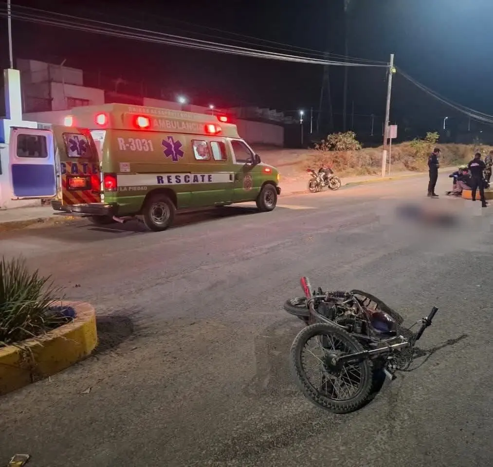 Se matan dos adolescentes en choque frontal de motocicletas