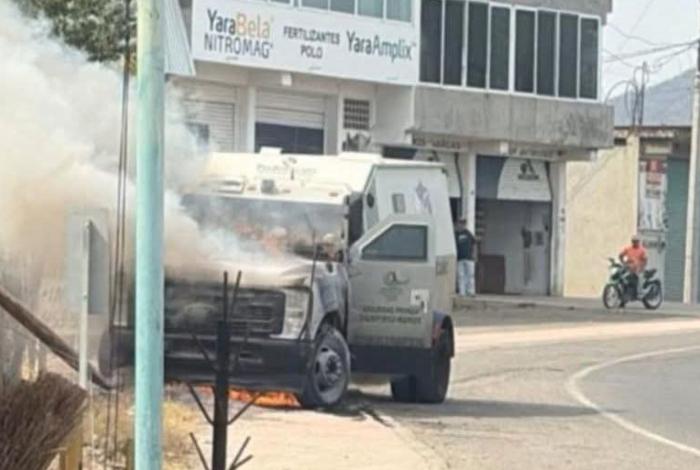 Se quema camioneta de Panamericana que transportaba dinero en efectivo, en Tepalcatepec