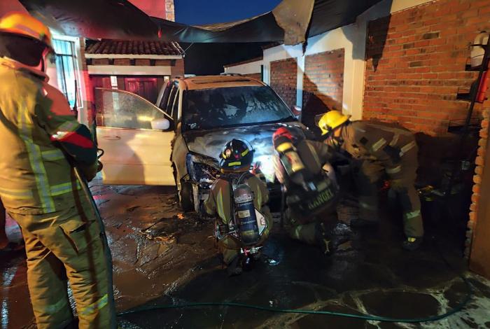 Se quema camioneta en la avenida San Juanito, en Morelia