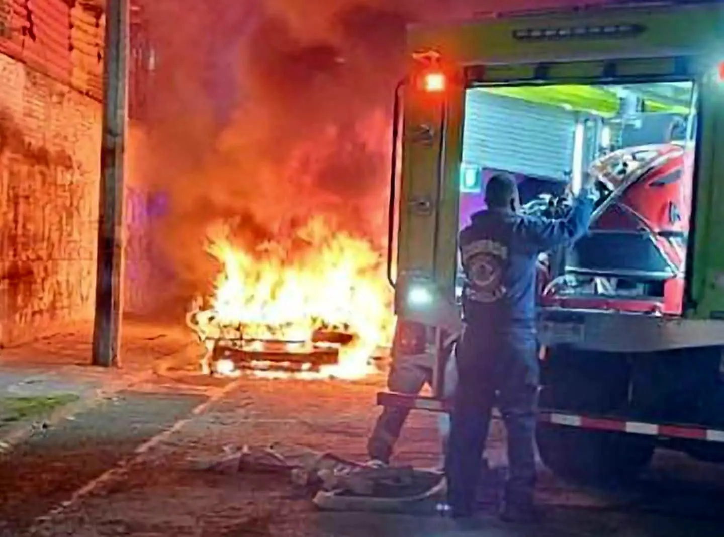 Se quema un vehículo en Prados Verdes de Morelia